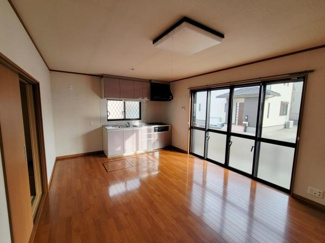 大きな窓からたっぷりと自然光が差し込むリビングです。フローリングが空間をスタイリッシュに演出しています。キッチンが隣接しており調理も便利です。広々としており家具の配置も自由に楽しめます。