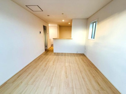 清潔感のある外観が印象的な一軒家です。前面道路がしっかりと整備されており車の出入りもしやすい設計です。周囲の住宅とのバランスも良く開放感があります。日当たりの良さも魅力的に感じられます。