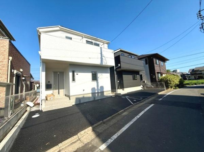 前面道路が広く車の出入りもしやすい環境です。周囲は住宅が建ち並び落ち着いた雰囲気です。現地は日当たりが良好で開放感があります。建築条件を検討する際にも適した立地です。