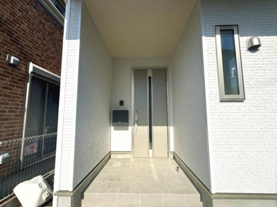 閑静な住宅街に位置し整った街並みが広がっています。周辺はゆったりとした道路設計で車の出入りもスムーズです。戸建てが立ち並び落ち着いた雰囲気を感じられます。街区全体が整備されており清潔感があります。