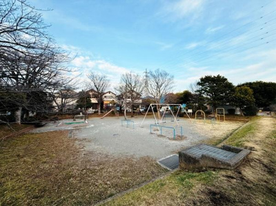 広々とした公園が近くにあり開放感のある環境です。遊具も設置されていて周辺は静かな住宅街です。自然を感じながら過ごせる場所がすぐそばにあります。四季折々の風景を身近に楽しめます。