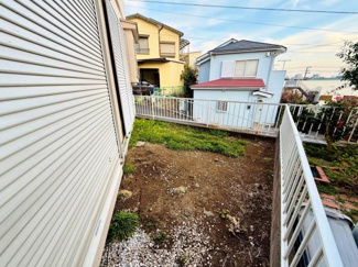 日当たりが良好な庭スペースです。フェンスに囲まれているため安心感があります。家庭菜園など多目的に活用できる広さを備えています。手入れがしやすい形状ですので管理も簡単に行えます。