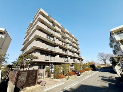 開放感のある広々とした外観が印象的です。バルコニー付きで通風や採光にも期待できます。周囲には緑も多く明るい雰囲気が特徴です。日当たりにも配慮された建物配置となっています。