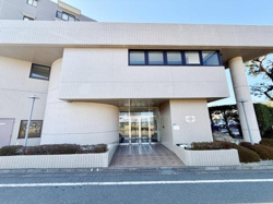 清潔感のある外観が印象的なエントランスです。広々としたアプローチで開放感があります。ガラス扉が設置されており明るい印象を与えます。建物全体のデザインと調和した仕上がりです。ゆとりある空間が特徴です。