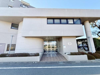 清潔感のある外観が印象的なエントランスです。広々としたアプローチで開放感があります。ガラス扉が設置されており明るい印象を与えます。建物全体のデザインと調和した仕上がりです。ゆとりある空間が特徴です。