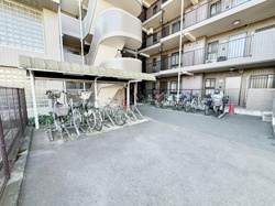 駐輪スペースが広く確保されています。屋根付きのため自転車を雨から守れます。マンションの共用部分も整っています。エントランス付近まで舗装されているので移動もスムーズです。複数台の駐輪が可能です。