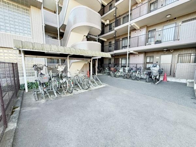 駐輪スペースが広く確保されています。屋根付きのため自転車を雨から守れます。マンションの共用部分も整っています。エントランス付近まで舗装されているので移動もスムーズです。複数台の駐輪が可能です。