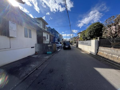 前面道路は車両の通行が可能な幅員を確保しています。周辺は住宅が並ぶ落ち着いた雰囲気です。日当たりも良好な現地写真です。道路沿いの住環境が確認できます。ゆったりとした印象のあるエリアです。