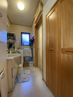 窓付きの洗面脱衣室。家族が多いご家庭でも安心できる十分な収納スペースもございます。