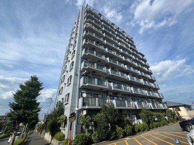 外観は洗練された印象で建物全体が明るく清潔感があります。エントランスへのアプローチも広々としていてゆったりとしています。外階段まで整然と設計されていて全体的にしっかりとした造りが感じられます。