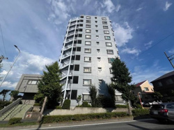 外観から感じられる清潔感と空の広がりが印象的なマンションです。周囲に緑が配置されており通りに面した立地となっています。高層階まである建物のため眺望にも期待できます。