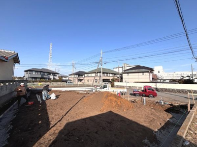 開放的な空間が広がり陽当たりを感じられる土地です。落ち着いた住宅地に位置し静かな環境が特徴です。前面道路とのアクセスも便利です。周囲に戸建てが並びゆとりある街並みです。