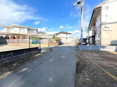 前面道路が広く車の出入りがしやすそうです。周辺は静かな住宅街に位置しています。電柱やフェンスもしっかり整備されています。日当たりが良く開放感があります。通りも見通しが良い印象です。
