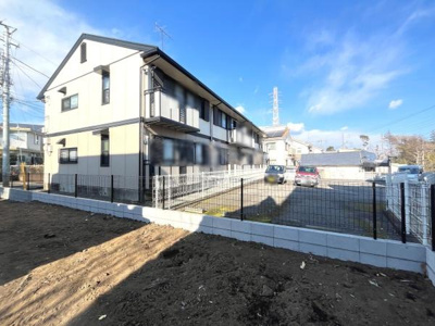 角地に建つ建物で開放感があります。周囲に十分なスペースが確保されているため陽当たりも良好です。落ち着いた色合いの外観が特徴的です。敷地内に駐車スペースも設けられています。