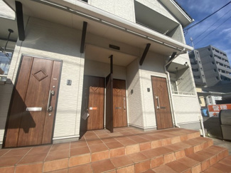 おしゃれなモザイクタイルのエントランス