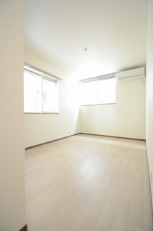 二面採光の洋室約6.1帖