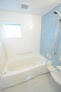 腰掛け付きバスタブの広々とした浴室です。