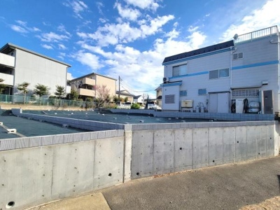 開放感のある敷地が広がっています。道路に面した位置でアクセスしやすいです。周囲には住宅が並び落ち着いた街並みです。青空が広がる環境も魅力的です。