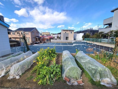 開放感のある空が広がるロケーションです。敷地内には家庭菜園スペースが確保されています。近隣には住宅や建物が整然と並んでいます。落ち着いた雰囲気の住宅エリアとなっています。