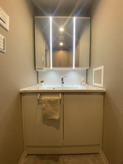 3面鏡はミラー裏が収納になっているので、生活感を出さずに収納することが出来ます。