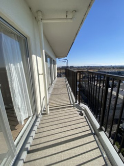 ＬＤＫから各居室につながるワイドバルコニー。様々な方角から暖かな陽光の入る角部屋です。