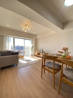 大きな窓から自然光がたっぷり差し込む、明るく開放的なＬＤＫ。ワイドバルコニー付き。家族みんなが自然と集まる居心地の良さと、風通しの良さが魅力の住まいです。