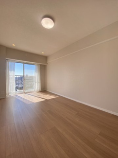 洋室です。シンプルな間取でベッドや家具をゆったり配置可能です。
朝の目覚めも夜のくつろぎも心地よく快適にお過ごしいただけます。