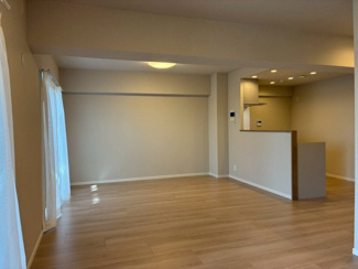 家族の時間が自然と増える、陽光あふれるリビングです。