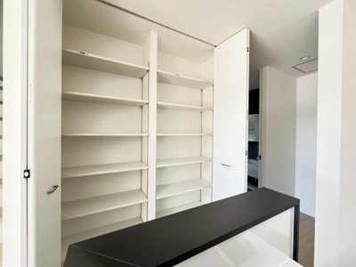 扉付きの収納スペースが設けられており室内をすっきりと保つことができます。棚が複数あるため整理整頓がしやすく物の出し入れもスムーズです。収納スペースが広く使い勝手の良さが感じられます。