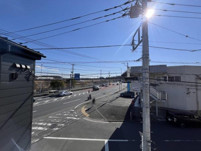 晴れた日には遠くまで見渡せる視界が広がっています。前面道路の交通状況も確認しやすい立地です。ゆったりとした眺望が日々の生活をサポートします。遮るものが少なく開放感を感じられます。