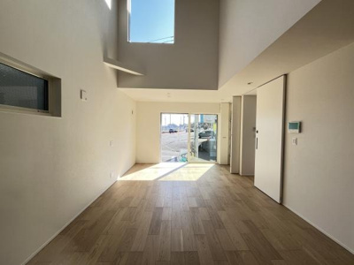 リビングには大きな窓があり自然光がしっかりと差し込みます。天井が高く空間が広がりを感じさせます。明るいフローリングが室内を開放的に演出しています。無駄のないシンプルな内装が魅力です。