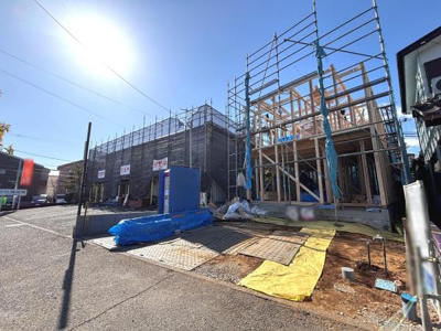 建築中のためご自身の好みに合わせた仕上げが検討しやすい物件です。敷地内はゆとりがあり車両の出入りもスムーズです。現場周辺は開放感のある空間が広がっています。