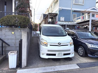 敷地内に駐車スペースが確保されています。玄関から車へのアクセスも便利です。周辺道路への出入りもしやすい立地です。自家用車を安心して駐車できるスペースです。車やバイクの駐輪にも活用できます。