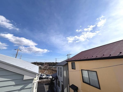 現地からの眺望は空が広がり開放的な印象を与えます。周囲の建物との距離も感じられ圧迫感が抑えられています。天候の良い日には明るさが際立ち周辺の街並みも見渡せる点が魅力です。