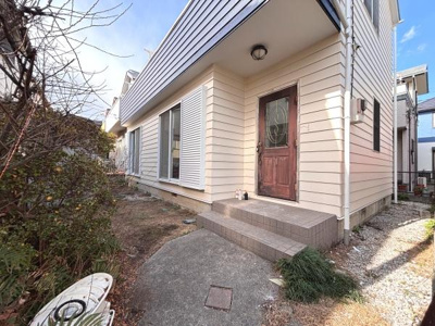 玄関前のステップが広くアクセスしやすい設計です。外壁の明るい色合いが住まい全体に爽やかな印象を与えます。大きな窓から自然光が差し込み開放感が広がっています。落ち着いた住宅街で静かな環境です。