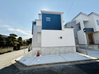 開放感のある角地に立地した新築戸建てです。シンプルで洗練された外観が印象的です。前面道路も広々として車の出し入れがしやすい設計です。しっかりしたフェンスと外構で安心感もあります。