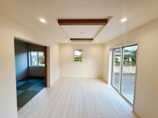 大きな窓からたっぷりと自然光が差し込むリビングです。天井のアクセントが上質な印象を与えます。隣接する和室との一体感もあり開放的な空間が広がります。シンプルな内装がさまざまなインテリアにマッチします。
