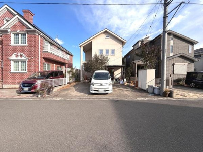 現地の前面道路はゆとりのある幅員が確保されています。駐車スペースが整備され車の出入りもスムーズです。周囲は住宅が整然と並ぶ環境となっています。生活のイメージがしやすい写真です。