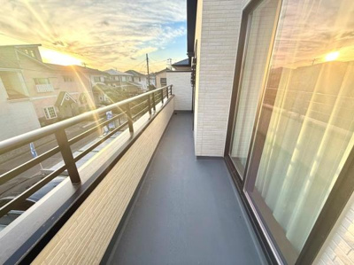 開放感のあるバルコニーはワイドなスペースが特徴です。陽当たり良好で外の景色も見渡せます。窓から続く動線がスムーズです。周囲の住宅街の雰囲気も感じられます。さまざまな用途に対応しやすい広さがあります。
