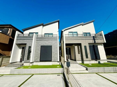 シンプルで洗練された外観が印象的な戸建住宅です。ゆったりとした前面スペースが確保され駐車もスムーズに行えます。周囲には開放感があり日当たりも良好です。直線的なデザインが現代的な雰囲気を演出しています。