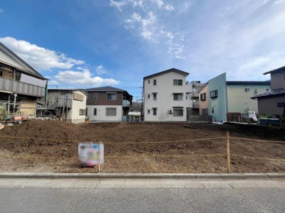 周囲に住宅が建ち並ぶエリアに位置し落ち着いた街並みが広がっています。平坦な区画で整った土地形状が特徴です。現況が更地のため建築プランを柔軟にご検討いただけます。道路に面しているためアクセスも良好です。