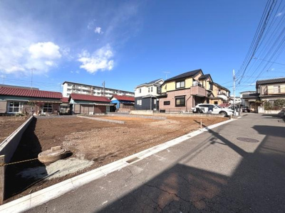 現地写真からは開放感ある街並みが広がり周囲には住宅が整然と立ち並んでいます。道路も舗装されており車の出入りもスムーズに行えます。空が広く感じられる立地で日照条件も良好です。