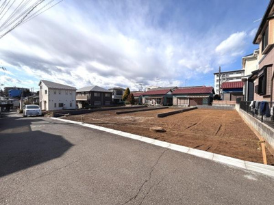 前面道路は広々とした印象で車の出入りもしやすそうです。区画整理された土地で周辺には住宅が整然と並んでいます。見通しの良い現地なので環境の様子をしっかりと確認できます。