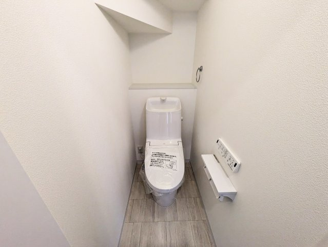 シンプルで使いやすい暖房・温水シャワー洗浄機能付きトイレは標準装備です！