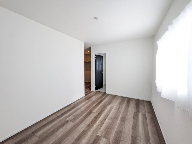 シンプルな洋室は、様々なインテリアに合わせやすいのが魅力です　