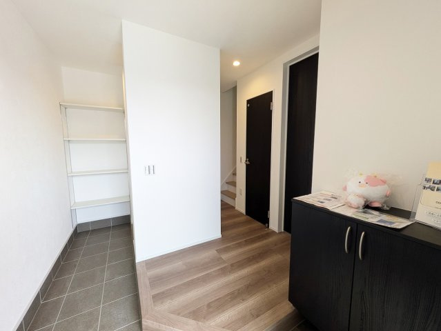 玄関横にはシューズインクロークがあるのでキャリーバックやベビーカーなど大きなものも収納できます！