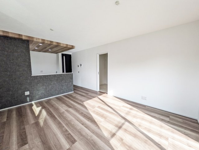 爽やかな自然光が舞い込み、家族との憩いのひとときを過ごす寛ぎの場