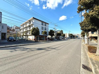 広い道路に面したエリアのため車の出入りがしやすい環境です。周囲には集合住宅があり落ち着いた雰囲気が広がっています。通行量も十分感知できる直線道路となっています。