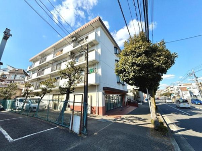 外観は清潔感があり周囲の環境も開放的です。広い歩道と道路に面しているためアクセスしやすい立地です。バルコニー付きの住戸が並んでおり各部屋の明るさも期待できます。