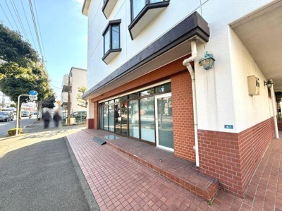 道路に面した建物の外観が印象的です。大きな窓で室内も明るい印象です。レンガ調のタイルが特徴的なデザインです。複数の出入口が使いやすさを感じさせます。角地にあるため視認性も良好です。